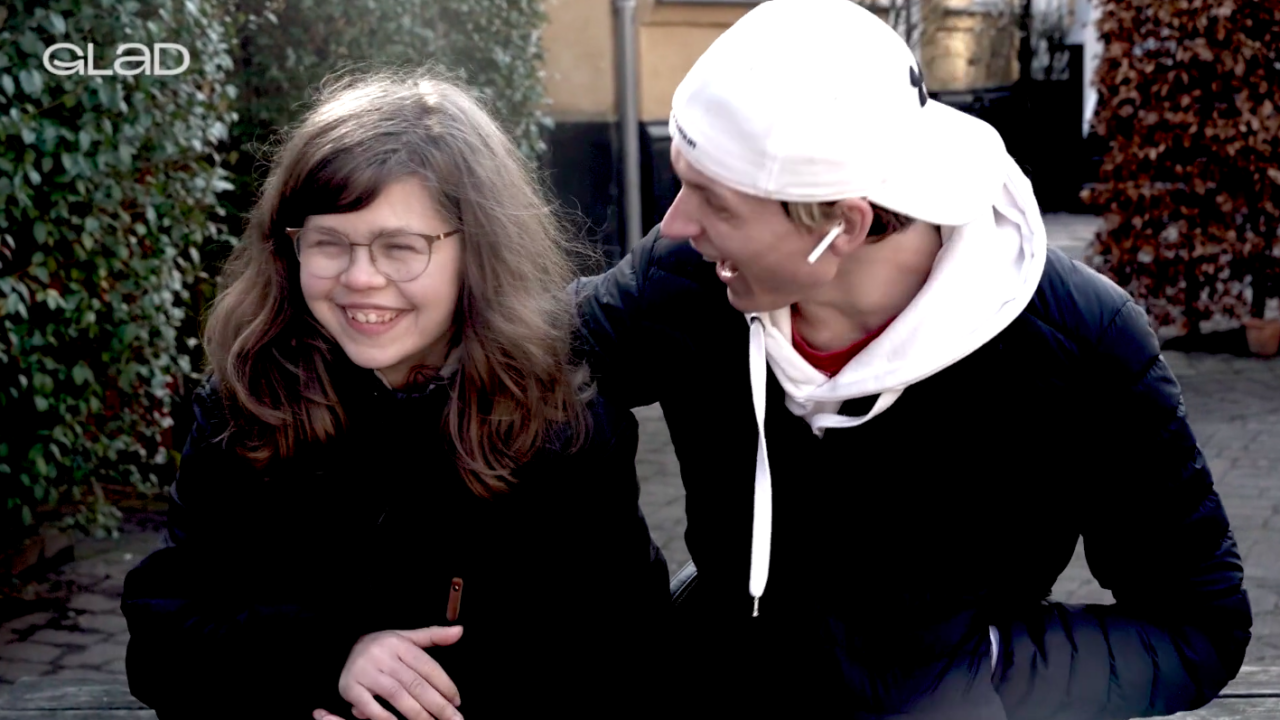 På kyssebænken med Oliver og Maggie