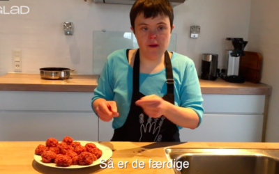 Elisa laver kødboller i tomatsovs