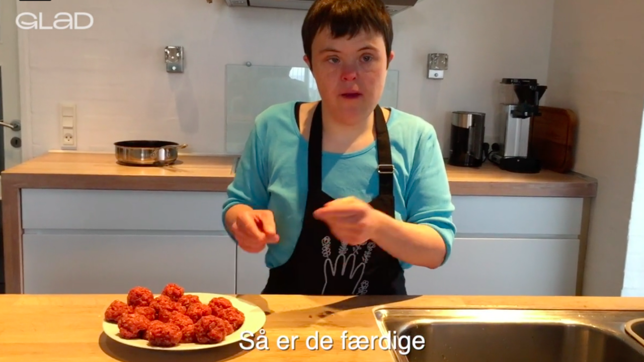 Elisa laver kødboller i tomatsovs