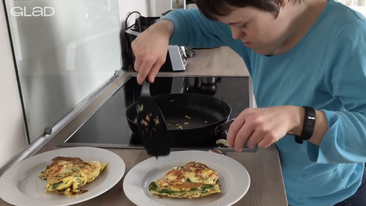 Elisa laver omelet med tomat og spinat