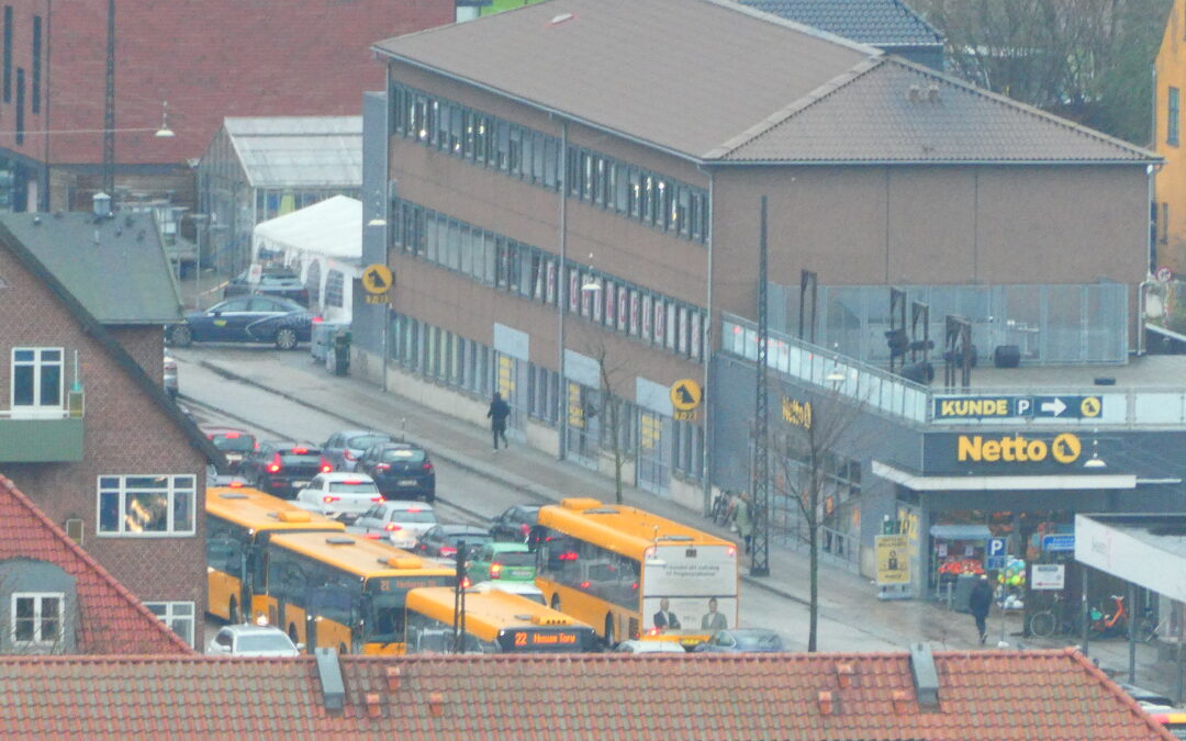 Trafikprop ved Netto. Der må være gode tilbud!