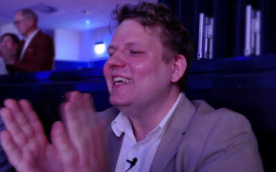MADS VIG MALER BYEN RØD TIL MELODI GRAND PRIX