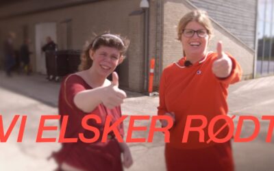 MARIA OG DIANA MALER BYEN RØD