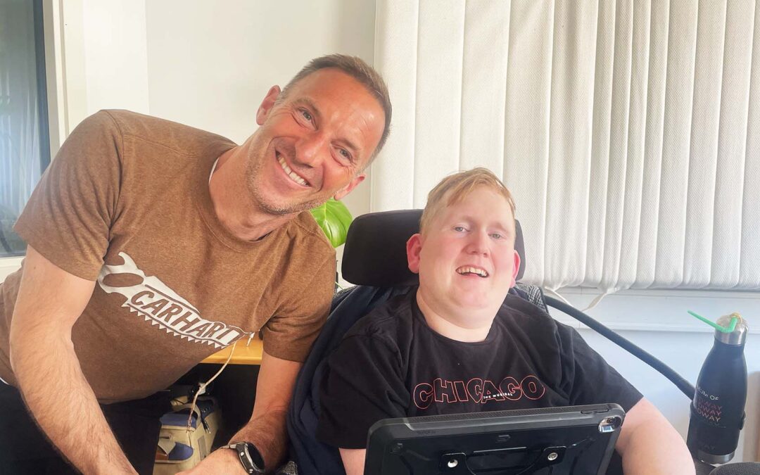 Der er store armbevægelser og højt humør, når operasanger, musicalperformer og skuespiller Joachim Knop gæster Anton i studiet.