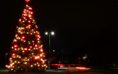 I Burlöv kan man køre rundt om juletræet i stedet for at danse. God jul fra TV Glad!
