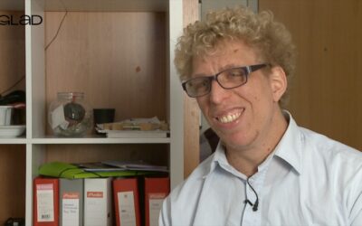 REJSEN MED GLAD: Poul Pelle