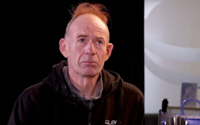 REJSEN MED GLAD: MIKE LEON GRÆSE